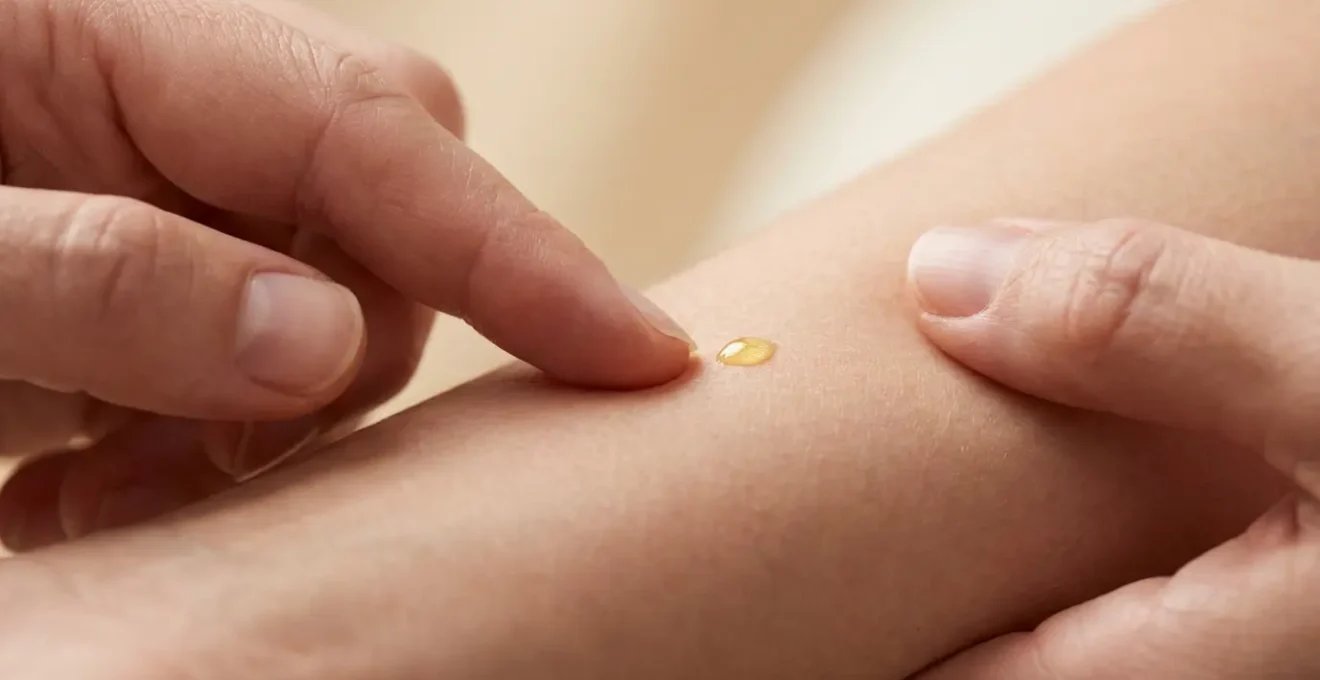 Detalle macro de manos aplicando presión aromática en puntos meridianos