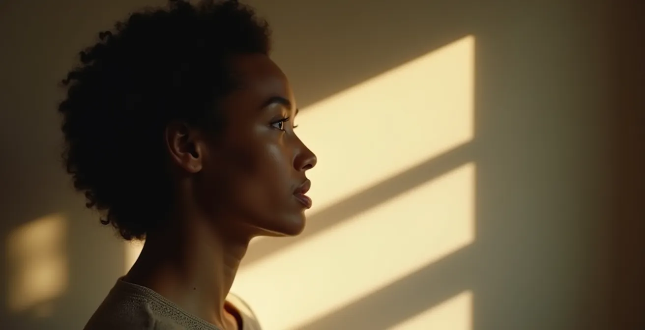 Perfil de persona con sombra proyectada formando silueta diferente